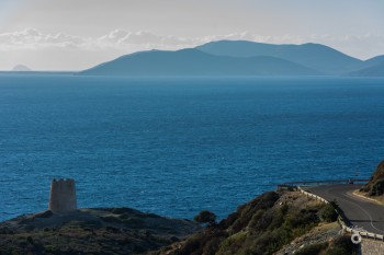 Blick von der SP 71 auf Torre di Pixinni